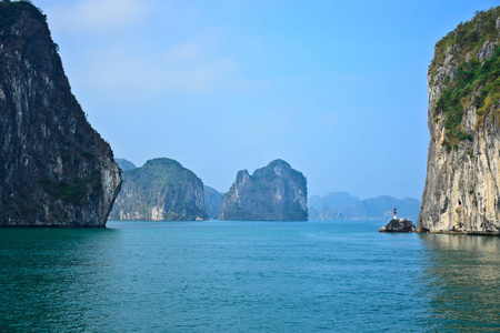 美丽的景色的下龙湾，在东北的越南广宁省，一个非常受欢迎的旅游目的地