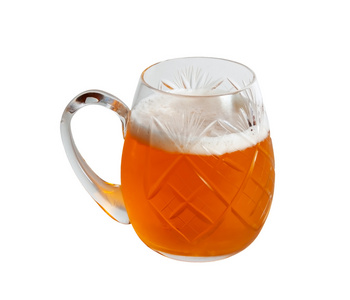 玻璃杯子，孤立的白色背景上的啤酒