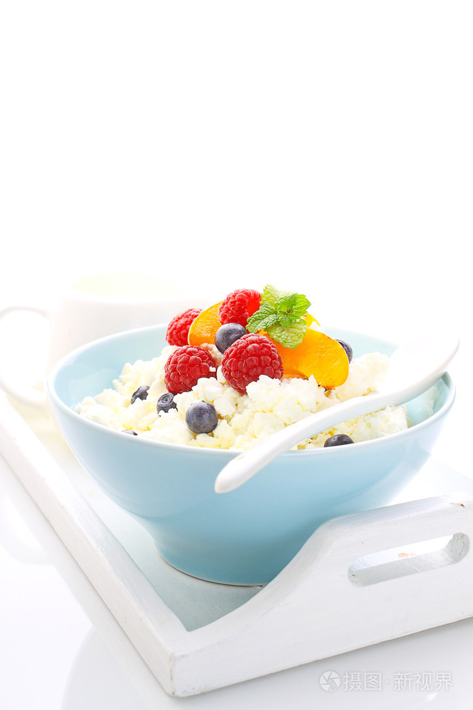 浆果与酸奶奶酪