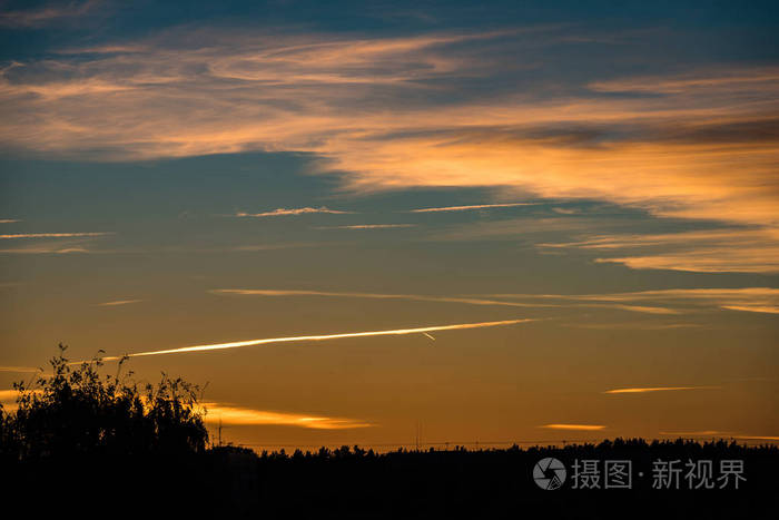 抽象彩色日落天空与破碎的云彩