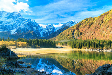 在高山湖秋天日出图片