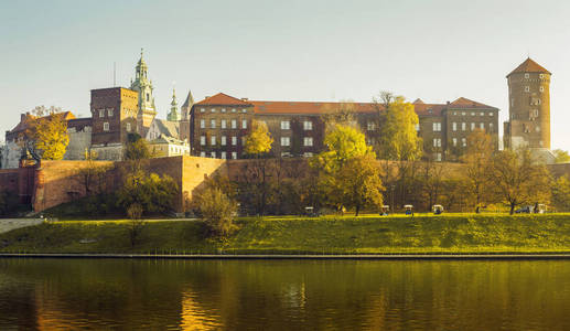 在波兰的克拉科夫市的瓦维尔城堡的秋天全景图