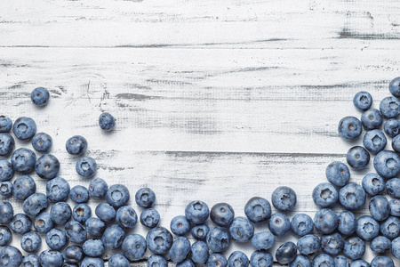 美国蓝莓散落在白色的木制背景