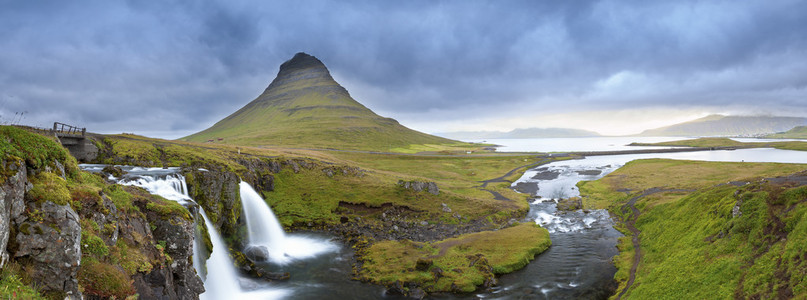 基尔丘山和 Kirkjufellsfoss 全景