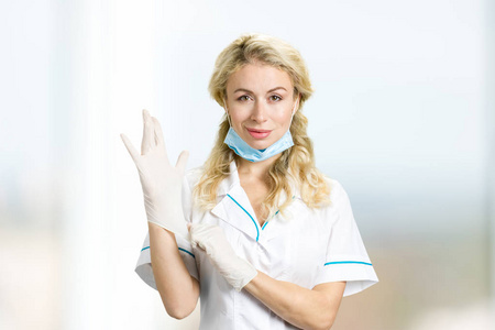 年轻的护士戴上手套