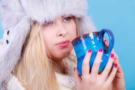 金发女人,冬天毛茸茸的帽子喝照片