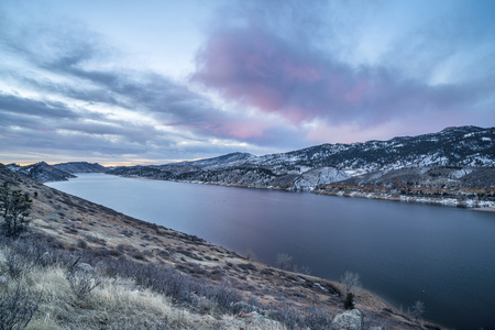 冬天的清晨，在山下湖