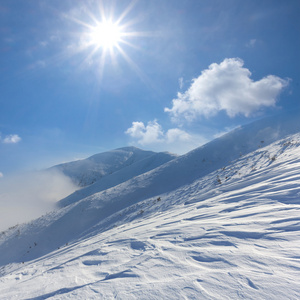 冬天大雪山脉在闪耀的阳光下