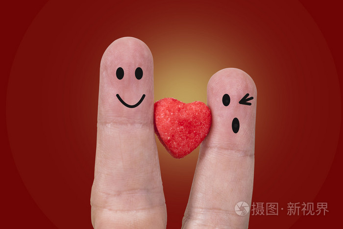 两个手指是热恋情侣一颗红心的符号