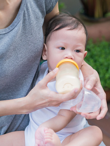 亚洲的母亲，她的婴儿奶瓶