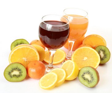 成熟的水果和果汁中的眼镜