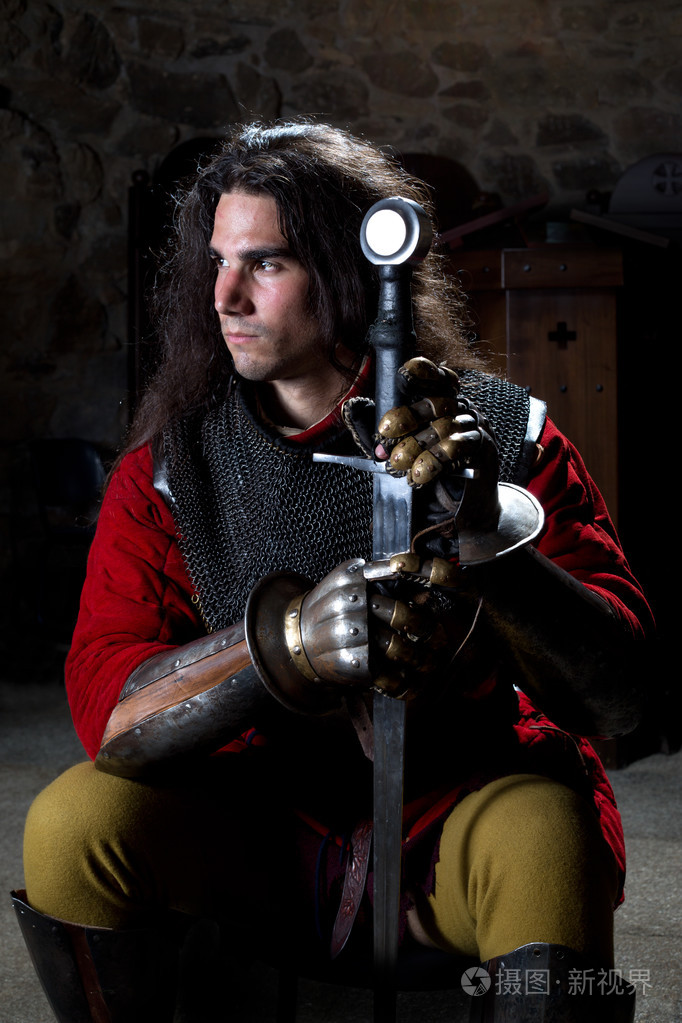 勇敢的骑士用剑反对石墙的肖像