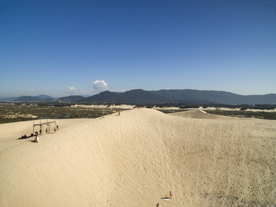 鸟瞰图的沙丘在阳光明媚的一天华金纳海滩弗洛里亚诺波利圣卡塔琳娜巴西。7 月，到 2017 2017年