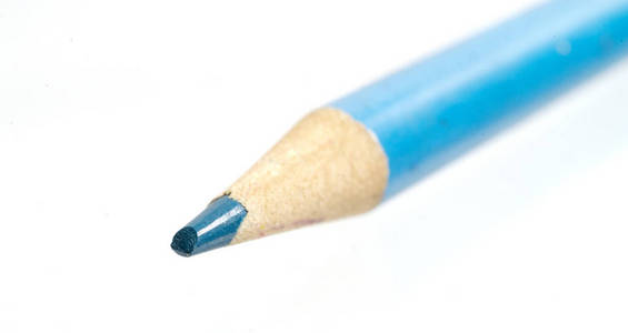 白色背景上的特写彩色的铅笔点