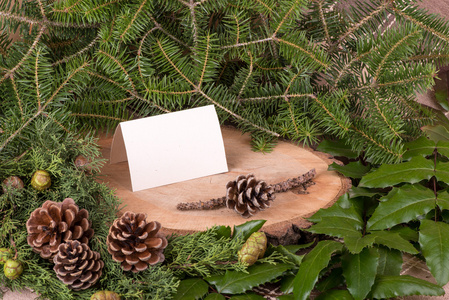 圣诞装饰用槲寄生木和礼物