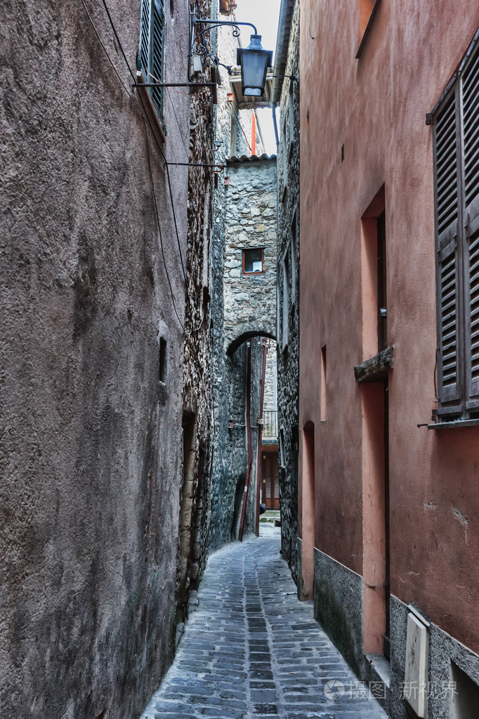 狭窄的中世纪街道照片-正版商用图片0dqoe0-摄图新视界