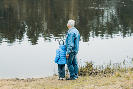 农村爷爷爷爷和孙子钓鱼照片