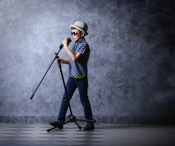 唱情歌小爱神小男孩用麦克风唱歌照片