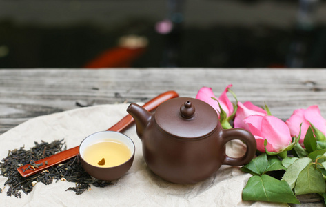 茶杯茶壶和花
