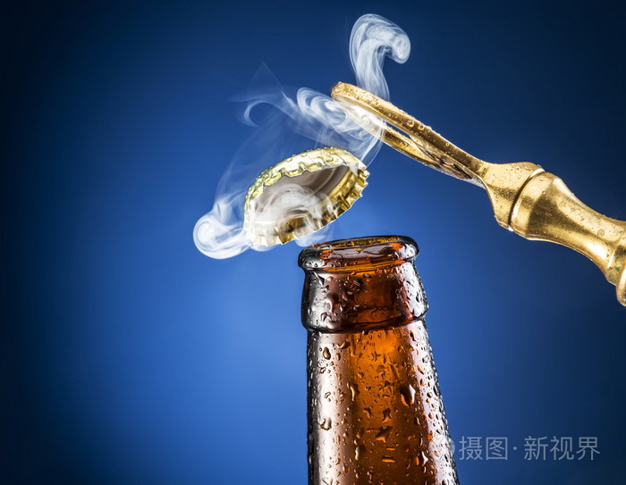 打开的啤酒瓶盖与气体输出
