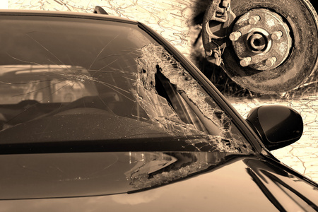 在交通事故和盘式制动器的黑色轿车挡风玻璃打碎