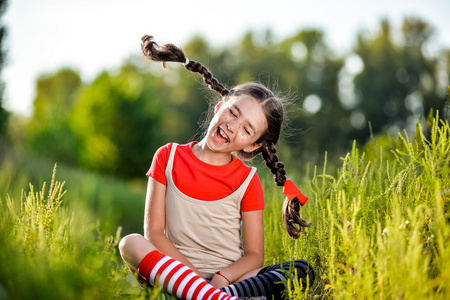 有趣的女孩扎着辫子淘气的女孩扎着辫子,打开他的嘴和叫喊声照片
