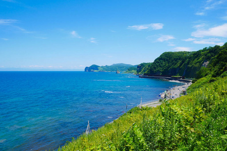 美丽背景风景秀丽的海滨路与蓝蓝的天空阳光灿烂的日子，北海道小樽去的路