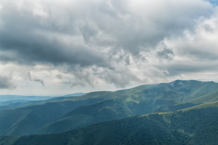 下云在山中的风景