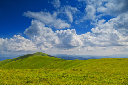 下云在山中的风景