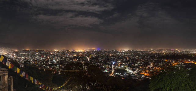 夜间照明的加德满都城市全景