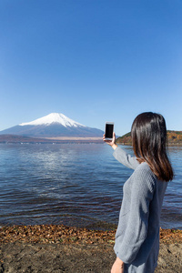 女人拍照上富士山