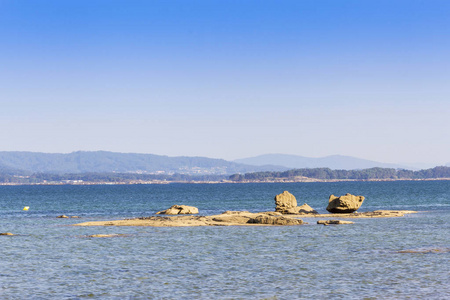 海上的岩石小岛