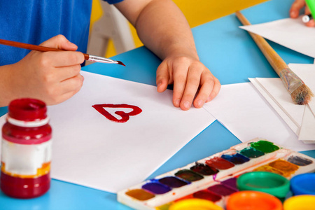 小学生儿童画在美术学校课照片