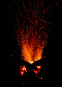 篝火晚会在晚上与火花