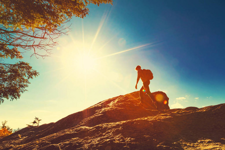群山之巅中的万里长城人走在群山之巅照片