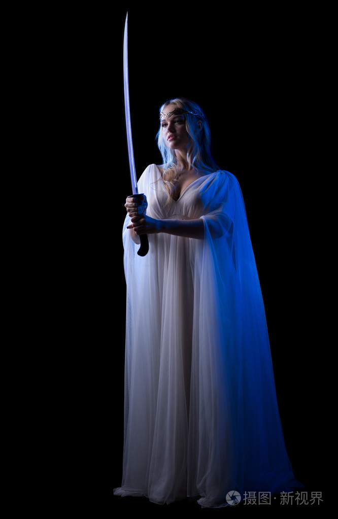 年轻的精灵女孩用孤立的剑