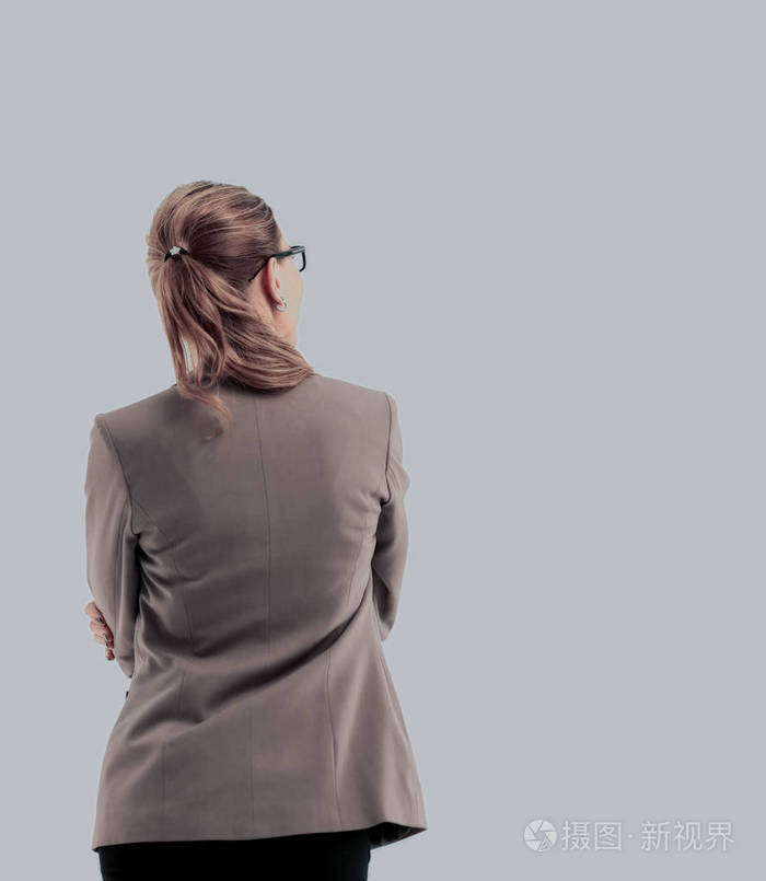企业女人站背面与白墙背景