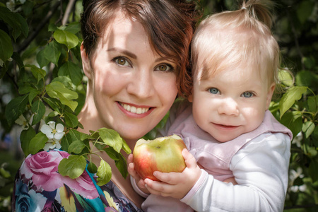 母亲和女儿与手中的苹果