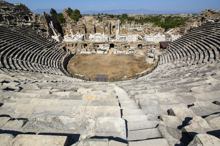 在侧，土耳其的古代圆形剧场