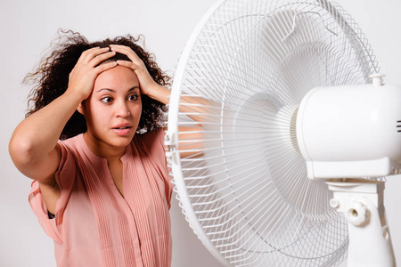 热到膨胀感觉到热的黑女人照片