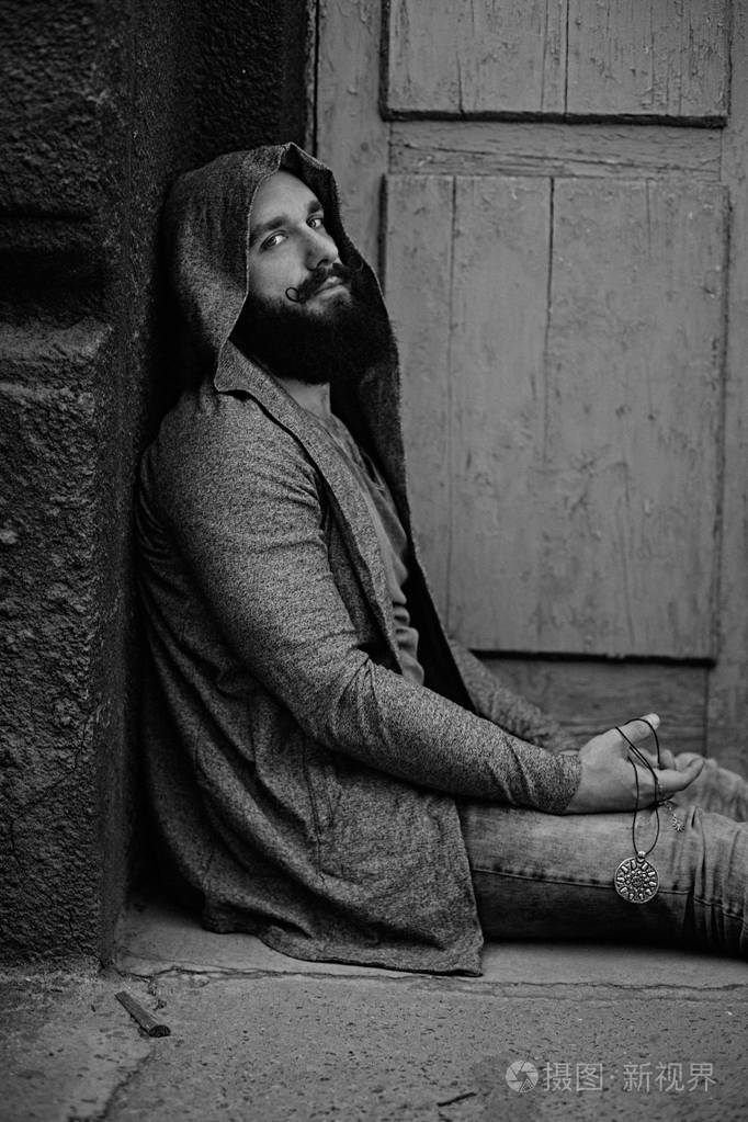 英俊的大胡子的男人