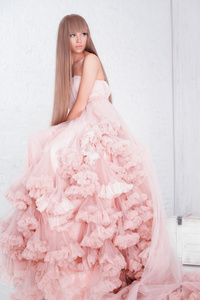 在华丽的粉红色的长礼服时尚女子创意肖像
