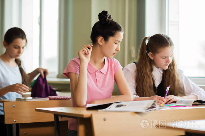 女学生为上课做准备