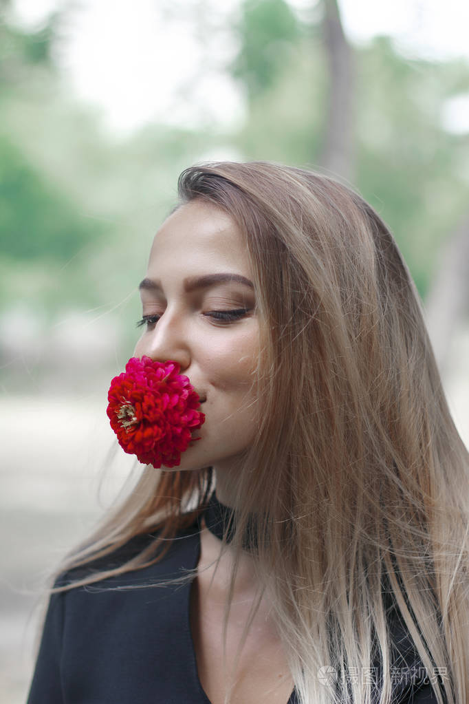 花红色.那个女孩看上去令人惊叹.美丽的长头发