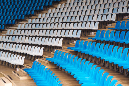 蓝色和白色的塑胶体育场座位