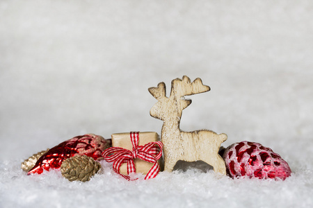 雪和木制驼鹿与 r 经典圣诞装饰