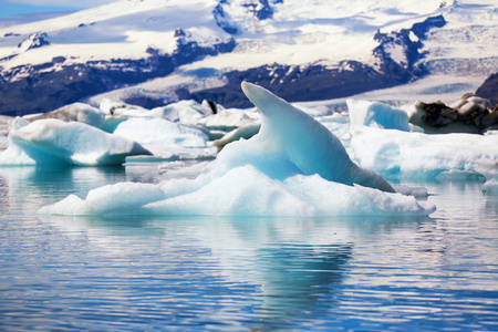 Jokulsarlon，冰岛年年夏天。从漂浮在 Jokulsarlon 泻湖的瓦特纳冰川的冰山