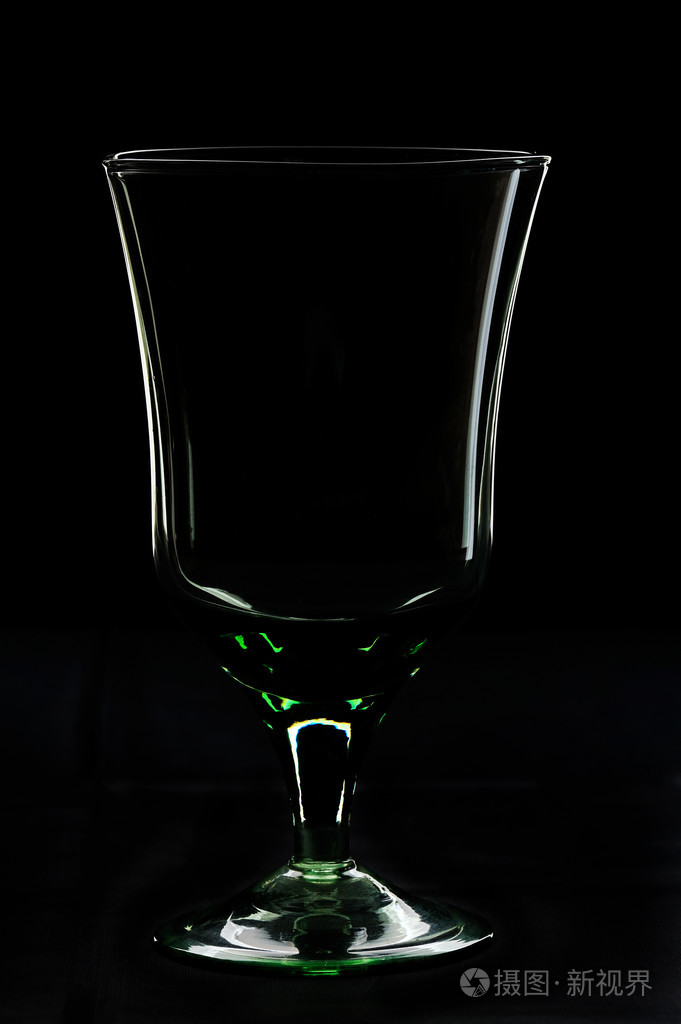 黑色背景上的空杯