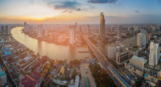 曼谷城市全景在河弯日落地平线