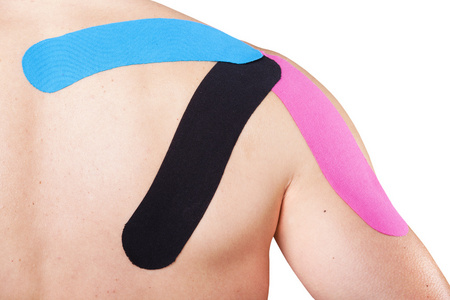 Kinesiotaping 的肩膀的男人